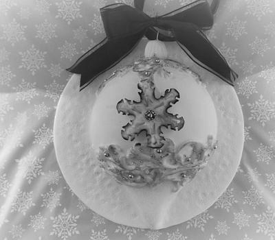 Christmas bauble - Cake by Jacqui's Cupcakes & Cakes