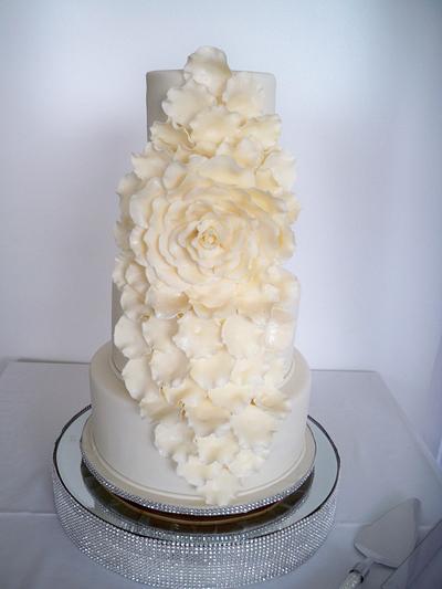 Elegant cascading rose wedding cake - Cake by elisabethscakes