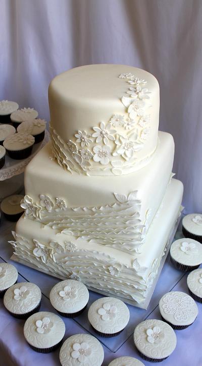  Pearly wedding set  - Cake by Kateřina Lončáková