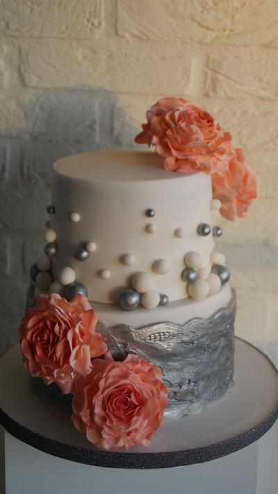 Weddingcake with silver and Peach accents - Cake by Cake Garden 