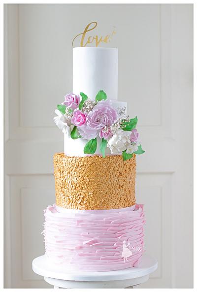 Golden sequins, pink ruffels and a lot of sugarflowers. - Cake by Taartjes van An (Anneke)