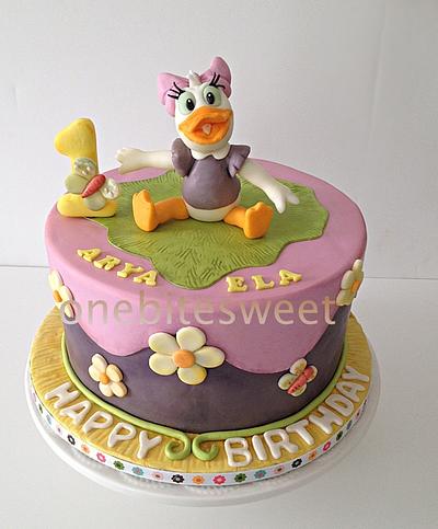 Baby Daisy Duck - Cake by Onebitesweet