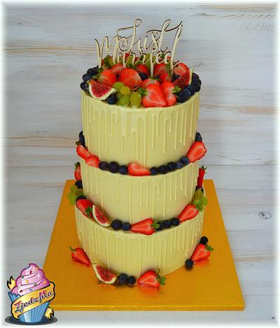 Wedding drip cake - Cake by zjedzma