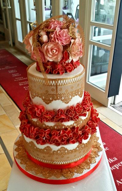 Vintage Roses, ruffles and gold laces - Cake by Erik Cortez