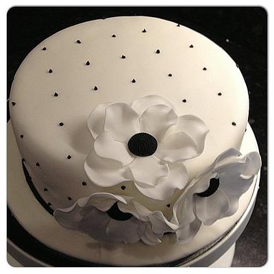 Black & White Anemone - Cake by Janine Lister