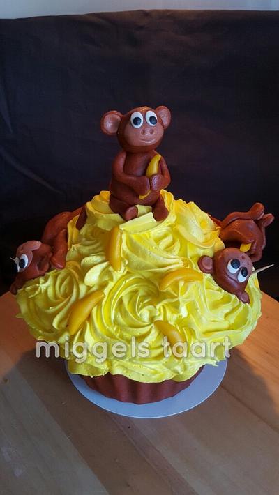 monkey giant cupcake - Cake by henriet miggelenbrink