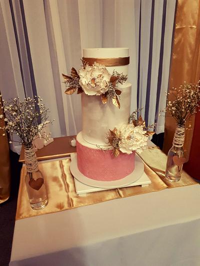 Gold & pink cake & peony - Cake by DulceAtelier