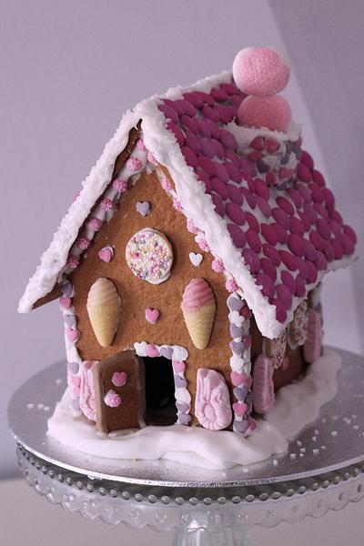 gingerbread house - Cake by nicola thompson
