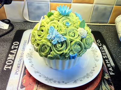 Giant cupcake - Cake by Craftolicious