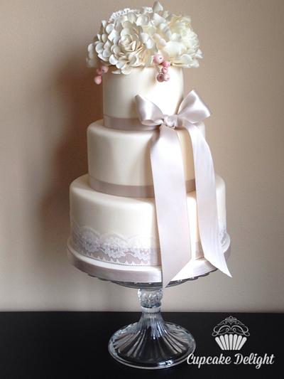 Champagne and ivory - Cake by Cupcake Delight