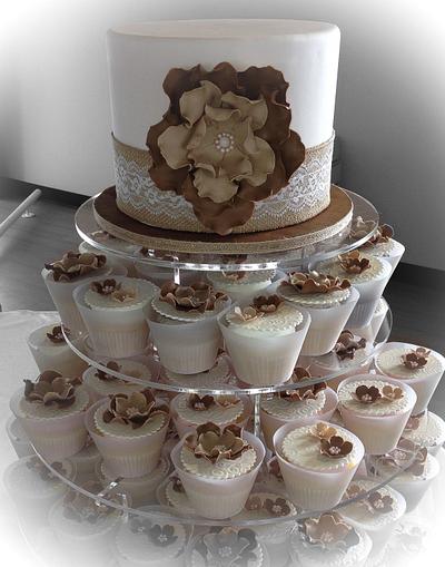Burlap wedding cake and cupcakes - Cake by Skmaestas