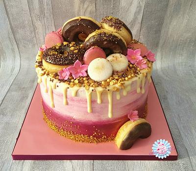 Donut chocolate drip cake / taart - Cake by Sam & Nel's Taarten