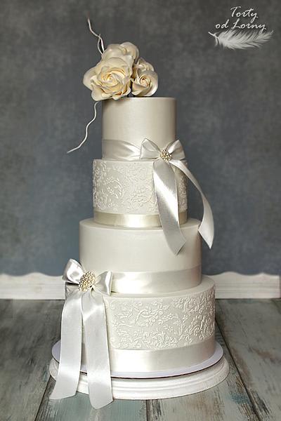 Wedding cake - lace and ribbon - Cake by Lorna