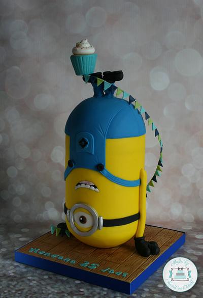 Flipped minion - Cake by Mond vol taart