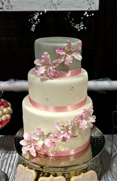 Silver flower Cake - Cake by manda