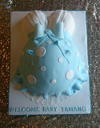 A glam baby bump - Cake by Divine Bakes