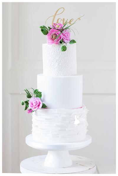 Romantic weddingcake with ruffled cakepops - Cake by Taartjes van An (Anneke)