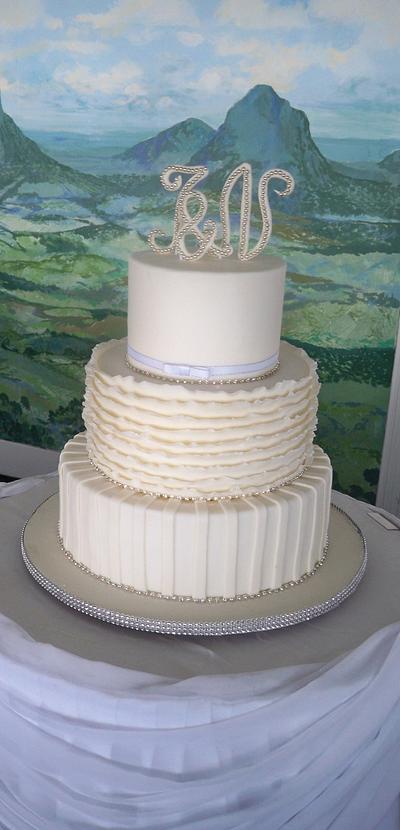 white elegant wedding cake - Cake by elisabethscakes