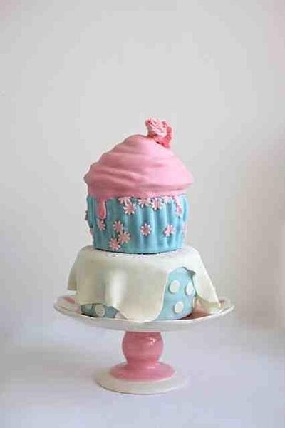 Giant Cupcake on an 8 inch 'table.' - Cake by Hannah