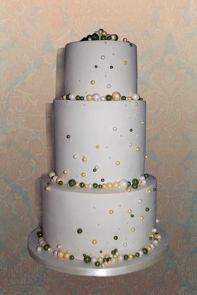 Pearls and secret figures. - Cake by Danielle Lainton