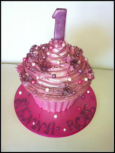 Giant Cupcake  - Cake by Rachel