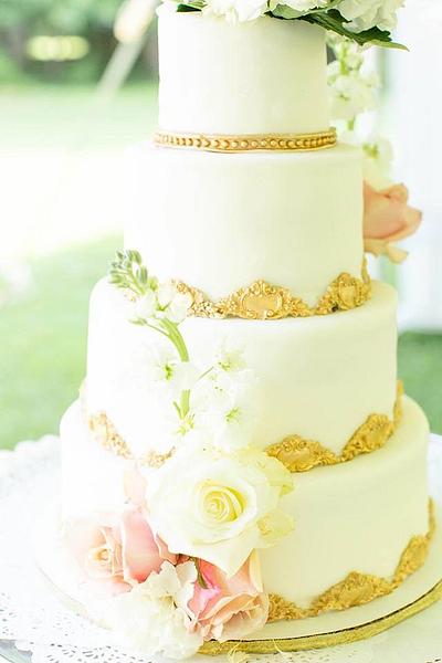 Gold Elegance  - Cake by Tiffany DuMoulin