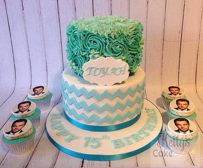 Toyah's Chevrons and piped roses  - Cake by Kelly Hallett