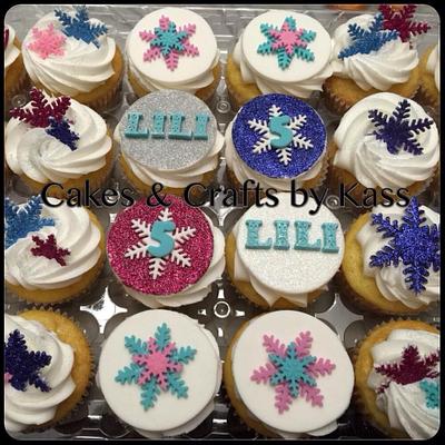 More Snowflakes!  - Cake by Cakes & Crafts by Kass 