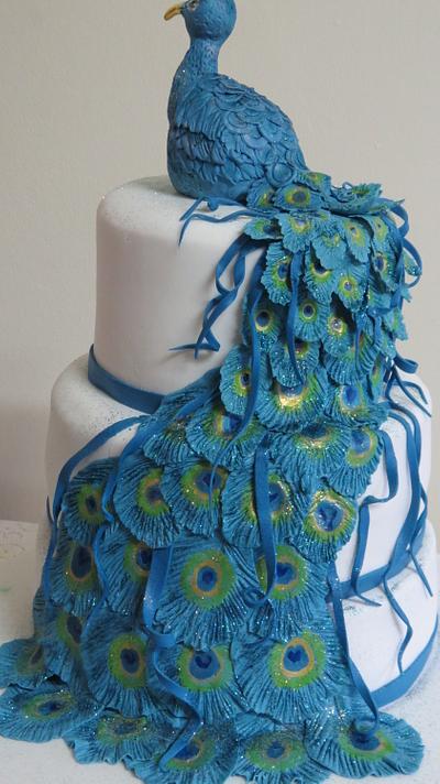 Peacock wedding cake and cup cakes - Cake by Maggie Visser
