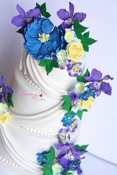 Blue purple and a touch of yellow - Cake by Emmy 