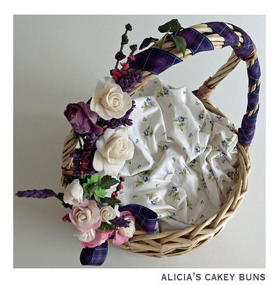 Gum paste decoration to cupcake basket - Cake by Alicia's CB
