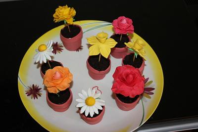 EDIBLE FLOWER POT CUPCAKE - Cake by Dreamyourcakes