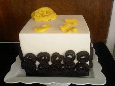 Yellow rose and black spirals - Cake by Adriana Vigas