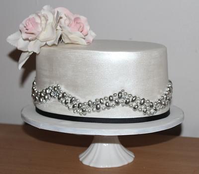 Oval lustre with cachous - Cake by ElleQueue
