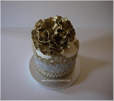 Gold & silver ruffle & lace - Cake by Cakes by Julia Lisa