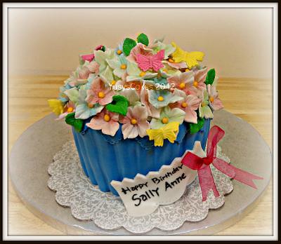 Giant Cupcakes with Hidrangea Flowers  - Cake by Yusy Sriwindawati