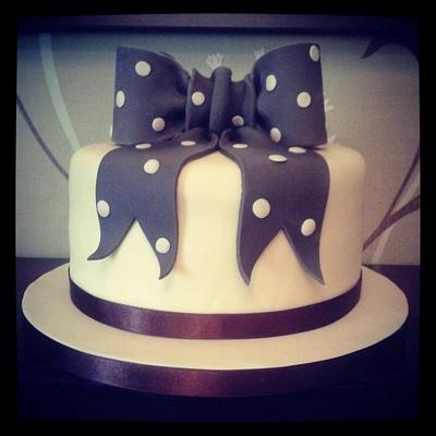 Polka dot bow cake - Cake by Emma