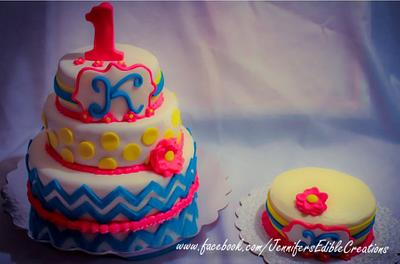 First birthday cake with baby smash cake and matching cupcakes - Cake by Jennifer's Edible Creations