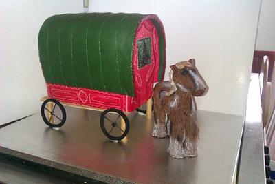 A gypsy wagon and horse - Cake by PipsNoveltyCakes