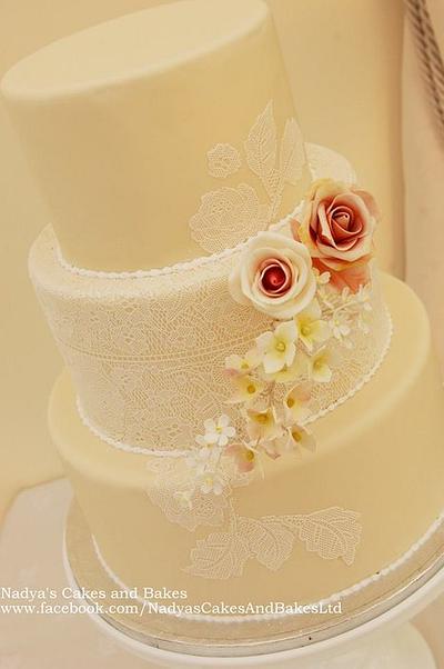 vintagey cake with lace and flowers - Cake by Nadya