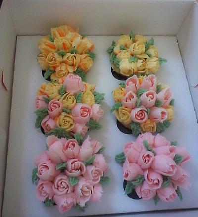 Rose cupcakes  - Cake by Jenn Szebeledy  ( Cakeartbyjenn_ )