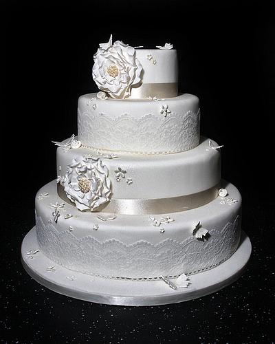 pretty vintage wedding cake - Cake by dazzleliciouscakes
