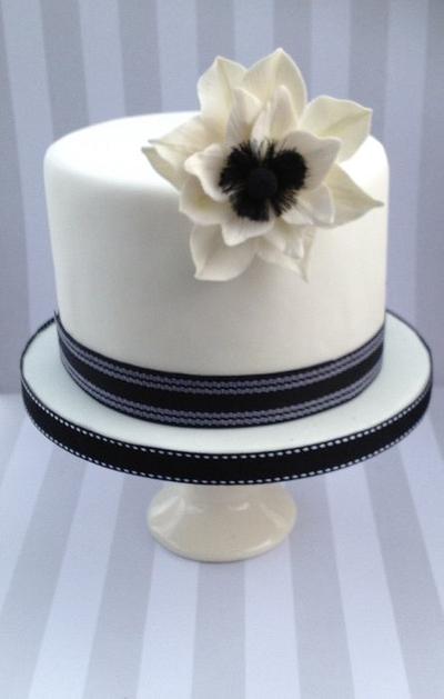 White and black anemone - Cake by The lemon tree bakery 