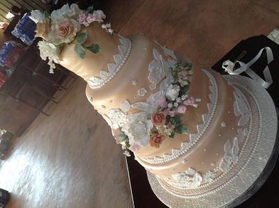 Vintage wedding - Cake by Helenscakecraft