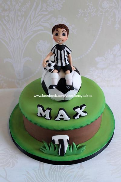 Football cake - Cake by Zoe's Fancy Cakes