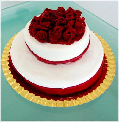 RED ROSES FONDANT CAKE - Cake by MartaBlay