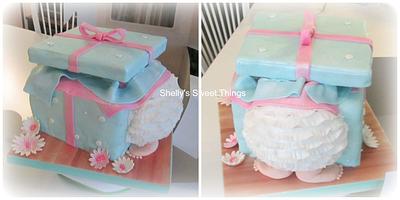 Gift box baby bum - Cake by Shelly's Sweet Things