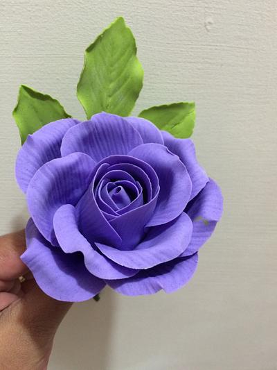 Purple sugar roses  - Cake by Susanna Sequeira