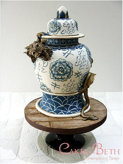 Chinese vase & dragon - Cake by Beth Mottershead