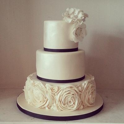 ruffles roses romantic wedding cake - Cake by Loutjes Taarten